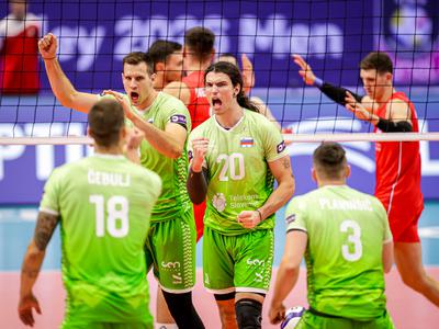 Slovenci v prvih dveh nizih odčitali lekcijo Srbom in zanesljivo napredovali v četrtfinale!