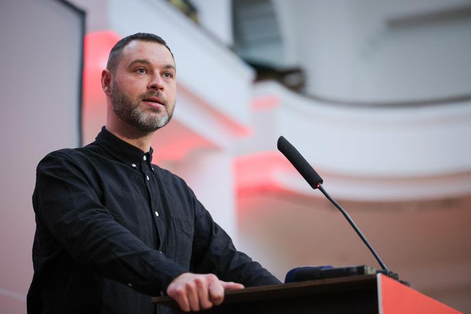 Miha Kordiš | "Mi, socialisti smo tu, da vzpostavimo tretji politični tabor, ki bo presekal s politiko kot običajno. Sestavljajo ga napredna civilna družba, borbeni sindikati in mi, socialistična stranka," je dejal Kordiš. | Foto STA