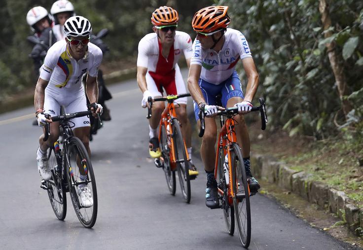 Henao in Nibali v pogovoru pri vzponu, nato pa sta jih pri spustu skupila. | Foto: 