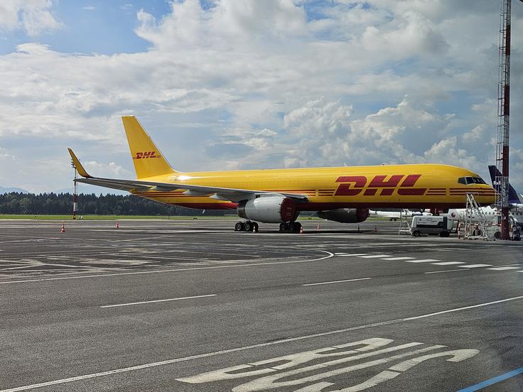 Jain pričakuje, da bodo logistična podjetja znižala stroške, pri tem pa naj bi se rast svetovne kontejnerske trgovine in letalskega tovora leta 2025 prepolovila. Delnice DHL so bile v zadnjem letu slabše v širšem logističnem sektorju in so do torka padle za skoraj 11 odstotkov. | Foto: Srdjan Cvjetović