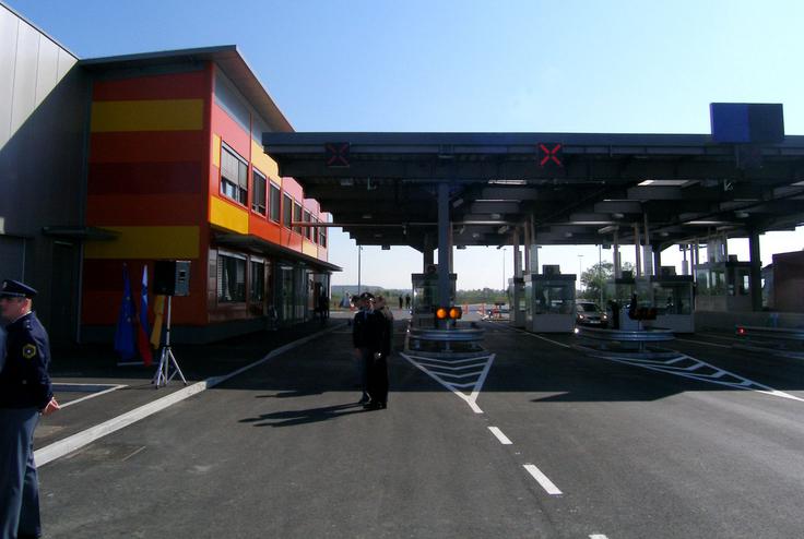 Azilna domova na Obrežju in v Središču ob Dravi bosta na območju nekdanjih mejnih prehodov (na fotografiji iz leta 2007 je nekdanji mejni prehod v Središču ob Dravi). Pri izbiri je država sledila tudi želji, da azilna domova ne bi bila v neposredni bližini naselij. Lokalno prebivalstvo nasprotuje azilnima domovoma, kar pa na odločitev države ne bo vplivalo.  | Foto: STA