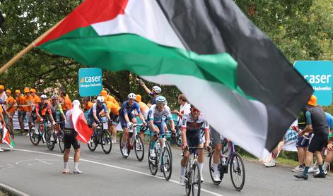 Novi protesti na Vuelti, zmagovalec skrajšane etape pa Egan Bernal