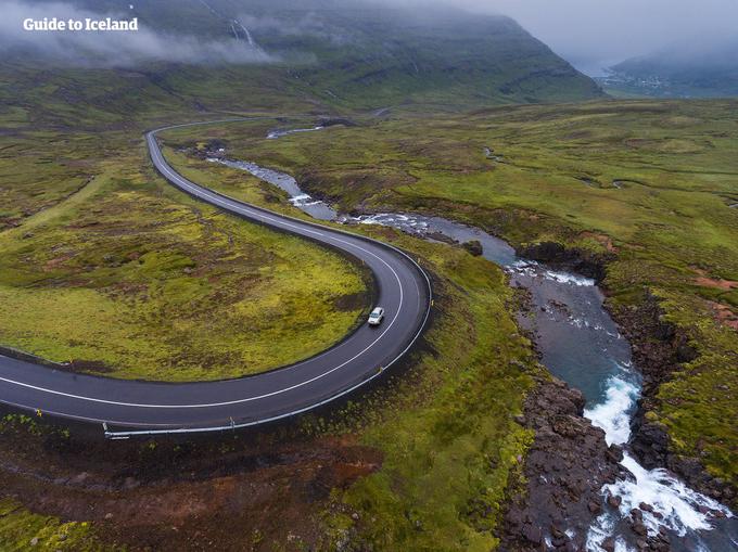Voznika poleg osupljive pokrajine čakajo še številni čudoviti cestni odseki. Vsak, ki bo obkrožil otok, bo prevozil še številne ozke predore, stare lesene mostove in nekaj kilometrov po makadamu. | Foto: Guide to Iceland