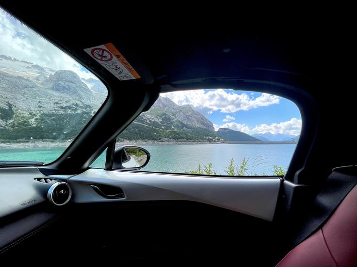 Dejstvo, da mazda MX-5 vsekakor ni prostoren avtomobil, za tak izlet tudi ni nujno slabo ... | Foto: Gregor Pavšič