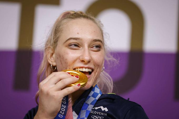 Garnbretova, prva olimpijska prvakinja v športnem plezanju. | Foto: Anže Malovrh/STA