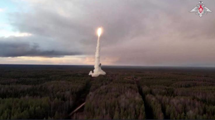 O izstrelitvi ruske balistične rakete je v četrtek prva poročala ukrajinska vojska, ki je raketo, ki je poletela nad mesto Dnipro, označila za medcelinsko. Zahodni viri so kmalu izrazili dvom v to in menili, da je šlo dejansko za balistično raketo s srednjim dosegom. Tudi ruski predsednik Vladimir Putin je govoril o uporabi nove generacije balistične, hipersonične rakete srednjega dosega, poimenovane orešnik, pri čemer je namignil, da lahko nosi jedrski tovor. | Foto: Reuters