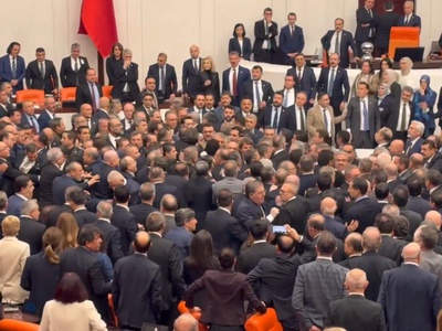 Poslanci so se stepli med glasovanjem. Erdogan ga je pohvalil. #video