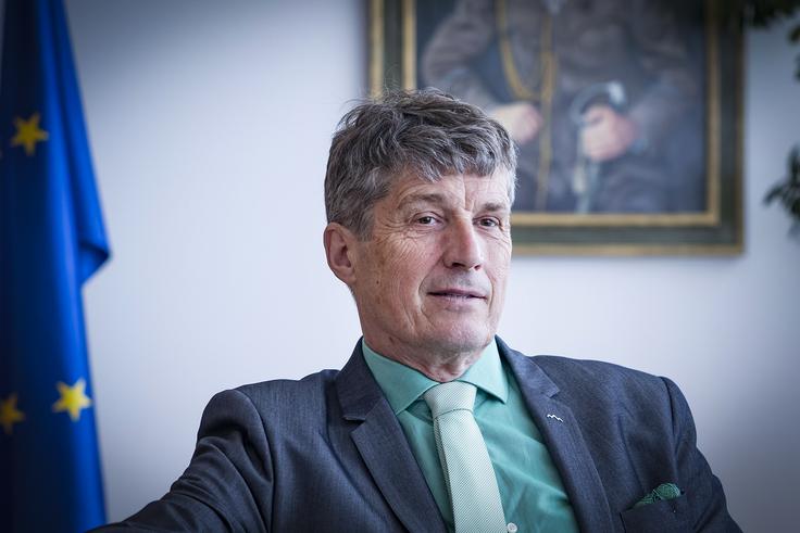 "Zmogljivosti z dvojno rabo ne krnimo in ne spreminjamo pozornosti. Jasno je, da Slovenska vojska potrebuje glavno vojaško opremo in sisteme za zaščito in mobilnost svojih pripadnikov pri obrambi države, ustrezno ognjeno moč, družba pa se mora krepiti tudi na drugih področjih," poudarja minister za obrambo Borut Sajovic. | Foto: Ana Kovač