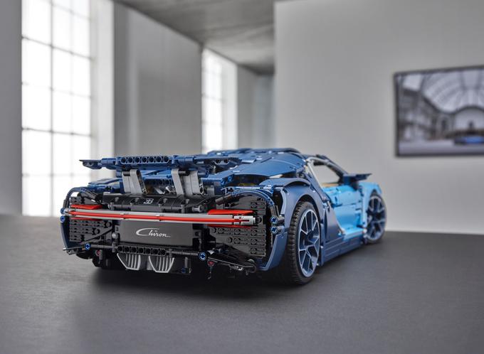 Projekt, ki bo navdušil tako sina kot očeta. Celoten avtomobil je namreč sestavljen iz 3.599 delov. | Foto: Lego