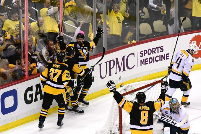 Hokejisti Pittsburgh Penguins, aktualni hokejski prvaki lige NHL, so se zmage veselili na domačem ledu.  | Foto: Getty Images