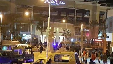 Napad na hotel v Hurgadi: turisti ranjeni, en napadalec umrl, drugi ranjen (video)