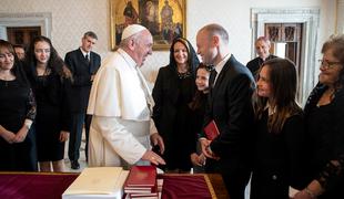 Papež Frančišek kljub kritikam sprejel malteškega premierja