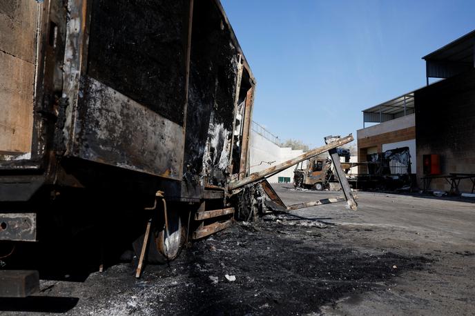 Zahodni Breg | Izraelska vojska je po poročanju BBC sporočila, da so maskirani naseljenci napadli tudi vojake IDF in poškodovali vojaško vozilo. | Foto Reuters