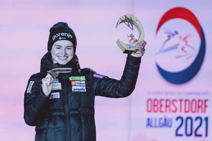 Na lanskem svetovnem prvenstvu je osvojila dve odličji − bron na večji skakalnici in srebro na ekipni tekmi. | Foto: Sportida