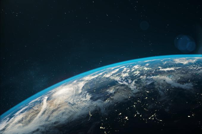 Pogled na Zemljo iz vesolja razkrije tankost atmosfere, plasti, ki nas obdaja in varuje pred vesoljem. Če je zrak pred nedavnim še veljal za samoumevnega, danes čist zrak vsekakor ni nekaj, na kar lahko računamo vedno in povsod.  | Foto: Shutterstock