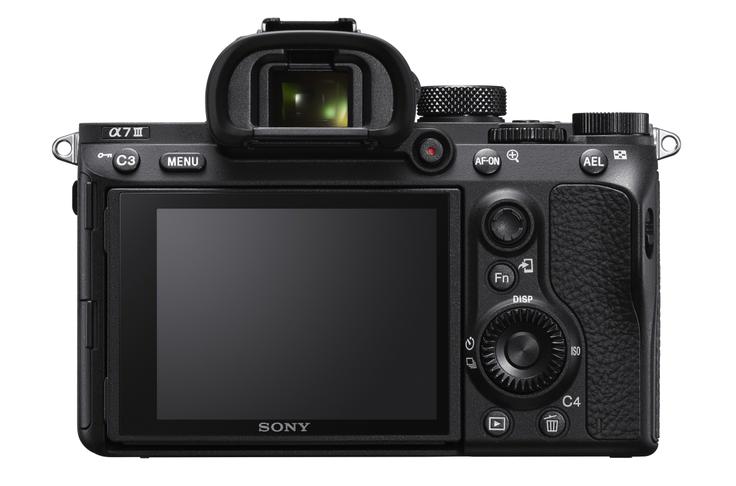 Tako je Sony A7 III videti z zadnje strani. Velik zaslon LCD je mogoče izvleči in nagniti, elektronsko iskalo pa je zelo odzivno in se aktivira takoj, ko uporabnik približa oko.  | Foto: SONY
