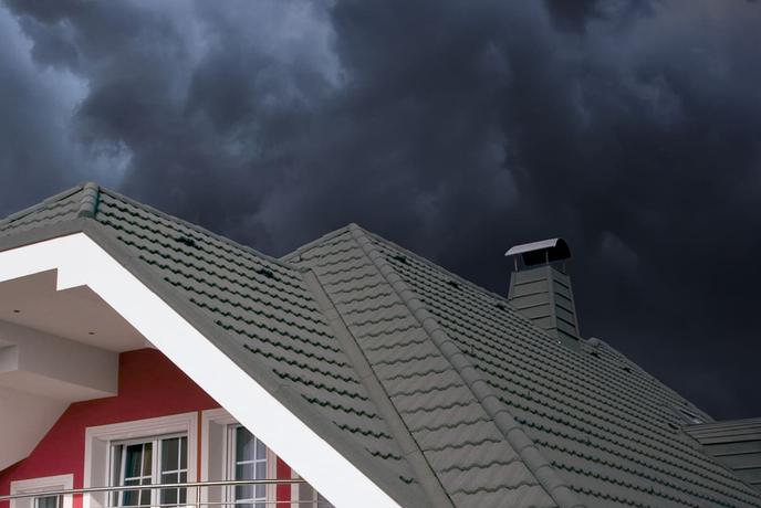 Veliko Slovencev ima streho, ki naslednjega neurja ne bo zdržala