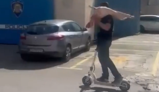 Saj ni res, pa je: vozil skiro z jagenjčkom na rami #video