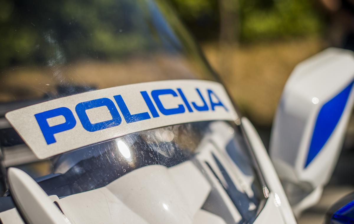 slovenska policija | Policisti iščejo voznico belega vozila, ki je izsilila prednost vozniku mopeda. | Foto Siol.net