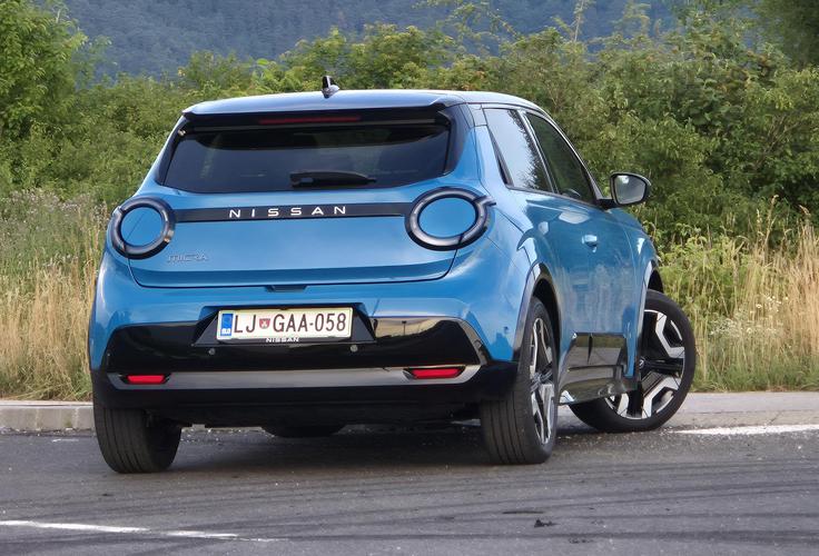 Oblikovalci so se trudili ustvariti vpadljiv kontrasten videz. Podobno kot spredaj se micra tudi zadaj podpisuje z okroglima svetlobnima telesoma LED.
 | Foto: Aleš Črnivec