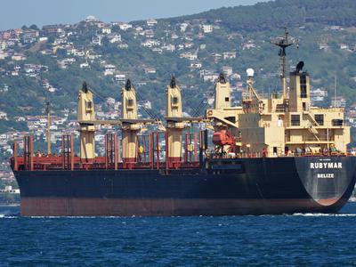 Po napadu hutijevcev v Rdečem morju potonila britanska ladja #vŽivo