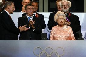 Razkrita skrbno varovana skrivnost o kraljičini "olimpijski" obleki