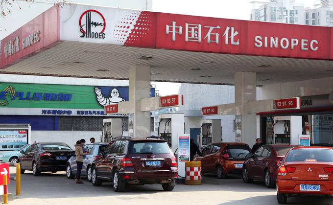 Kitajsko zunanje ministrstvo naj bi pred kratkim sklicalo menedžment treh največjih kitajskih energetskih podjetij - Sinopec, CNPC in CNOOC - in jim naložilo, naj preučijo odnose z Rusijo.  | Foto: AP / Guliverimage