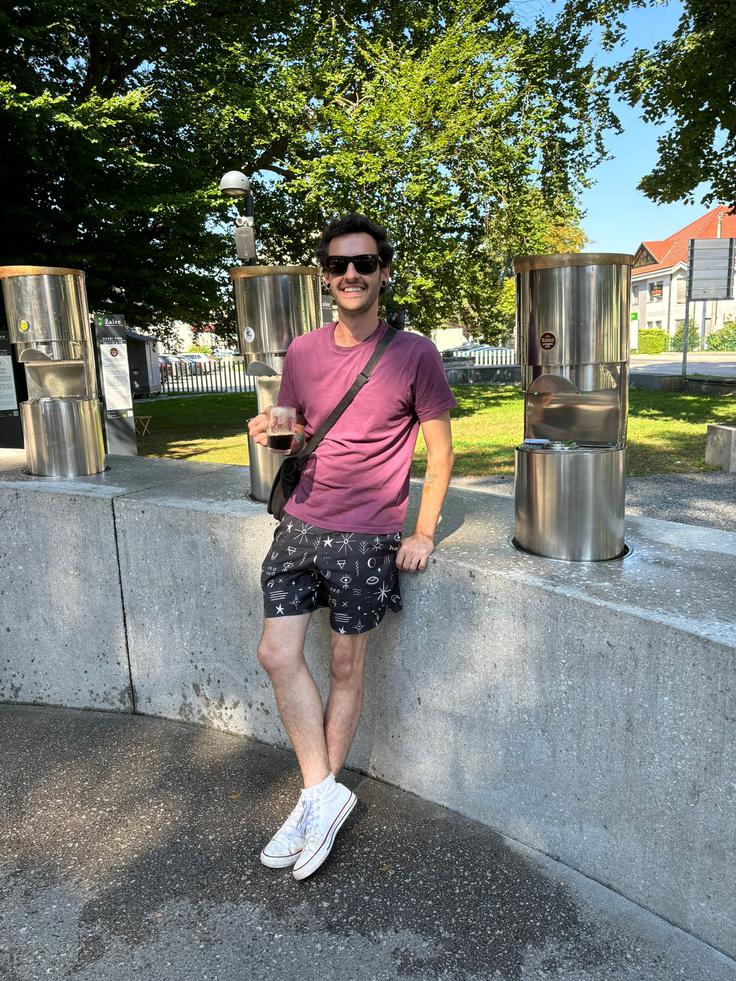 Ciao je bil prvi, ki je dobil zaposlitev v Sloveniji. Sledila mu je še Leticia.  | Foto: Osebni arhiv