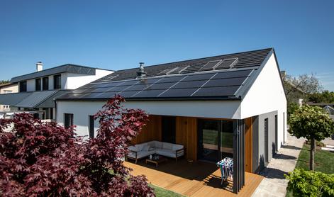 Ko sončna elektrarna zataji: kako si je Nejc Korošec povrnil 30 odstotkov izgubljene energije in prihranil več sto evrov letno