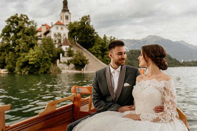 Najpogosteje si zaželijo poročni obred na otoku, vožnjo s pletno in večerjo z razgledom na Blejsko jezero. | Foto: Večni Trenutek