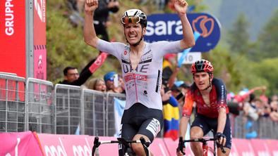 Primož Roglič poražen na brutalnem klancu, Almeida zmagal, Thomas nov vodilni