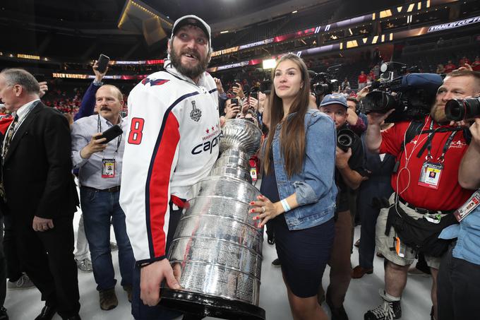 Dvojna sreča za Aleksandra Ovečkina - prvič je postal prvak lige NHL, kmalu bo prvič postal še oče. | Foto: Getty Images