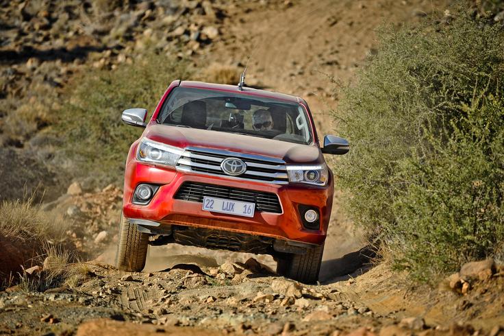 Toyota hilux - prva vožnja Namibija Afrika Posebna izkušnja je prelaz Van Zyl, ki je eden najnevarnejših za gume, zobnike, osi, sklopke in druge strojne elemente vsakega avtomobila. Brez pogona 4 x 4, skoraj 30-centimetrske oddaljenosti od tal, reduktorja in diferencialne zapore se prek njega na višino več kot 1.900 metrov ne pripelje nihče. Če ste se kdaj vprašali, kje se lahko pelje kleni terenec, bi morali videti to mučilnico tehnike. Ne bi verjeli, če je ne bi doživeli. Noro, 20 ali 30 kilometrov skal in usekov pod žgočim soncem v prvi in drugi prestavi reduktorja. Skoraj sedem ur čistega avtomobilskega alpinizma. Po hujšem terenu se z avtomobilom še nisem peljal. | Foto: Jure Gregorčič