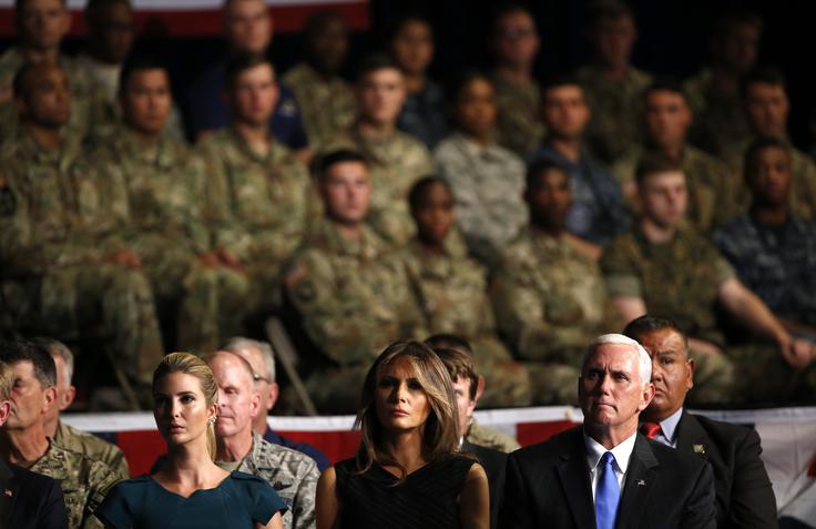 Melania Trump, Ivanka trump, Mike Pence Trumpovo predstavitev nove strategije so poslušali tudi prva dama Melania Trump, njegova hči Ivanka Trump in podpredsednik ZDA Mike Pence. | Foto: Reuters