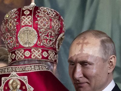 Vloga nekdanje Putinove tolmačke v misiji za opazovanje volitev na Madžarskem buri duhove