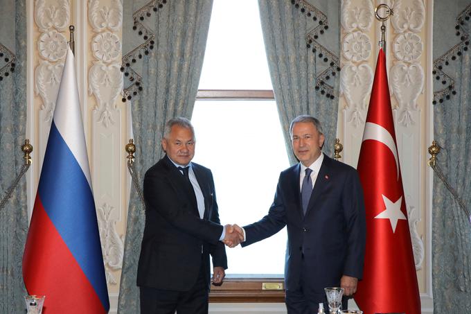 Slovesnosti v Istanbulu se bo med drugim udeležil turški obrambni minister Hulusi Akar (desno na fotografiji), prisotna pa naj bi bila tudi ruska delegacija. Na levi ruski obrambni minister Sergej Šojgu. | Foto: Reuters