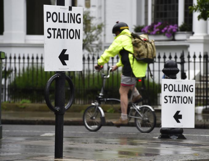 Številni so se na voliščih ustavili na poti v službo. | Foto: Reuters