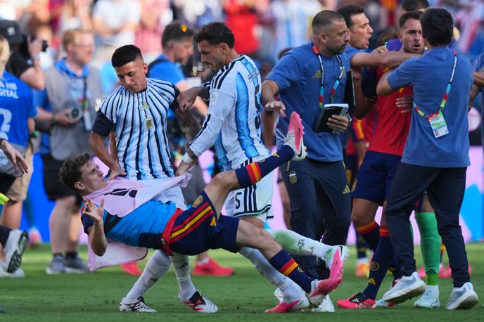 Argentina Španija po finalu | Letošnji finale svetovnega nogometnega prvenstva je bil tudi svojevrstni spopad nekdanje kolonialne metropole in njene nekdanje kolonije, ki sta v zadnjih desetletjih šli po popolnoma nasprotnih poteh – tako gospodarskih kot političnih. Na fotografiji: argentinski nogometaš Leandro Paredes je po porazu na tla pahnil španskega nogometaša Gavija. | Foto Guliverimage