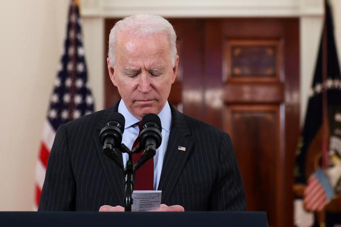 "Ne smemo postati topi na bolečino. Življenj ne smemo obravnavati kot statistike ali kot obris ali novico," je dejal ameriški predsednik Joe Biden. | Foto: Reuters