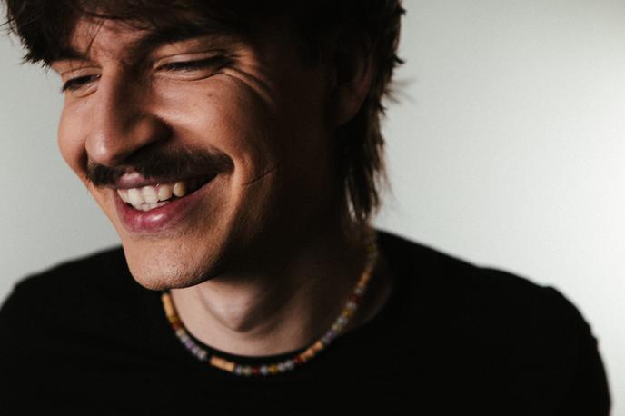 Jon VItezič, pevec, glasbenik | "Pesem Padava povzema takratne občutke, nisem vedel, kam spadam, še vedno sem se iskal. Mislim, da sem te dvome in iskanje s pesmijo Padava tudi pustil za seboj," je prepričan Jon Vitezič. | Foto Astronavt