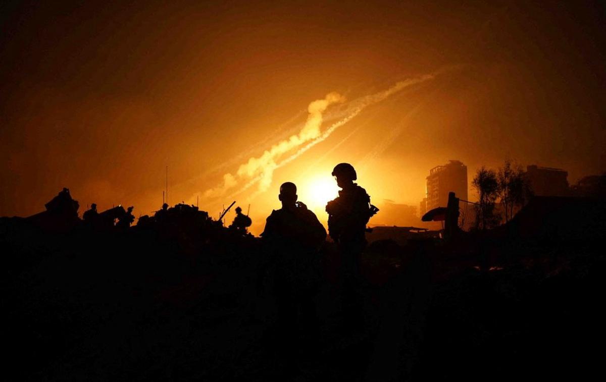 Vojna v Izraelu | Ob tem niso navedli, ali je šlo za napad jemenskih hutijev. Ti v zadnjem času zaostrujejo napade na trgovske ladje v Rdečem morju in delujejo v znak podpore Palestincem v Gazi, kjer Izrael že več kot tri mesece izvaja silovito ofenzivo. | Foto Reuters