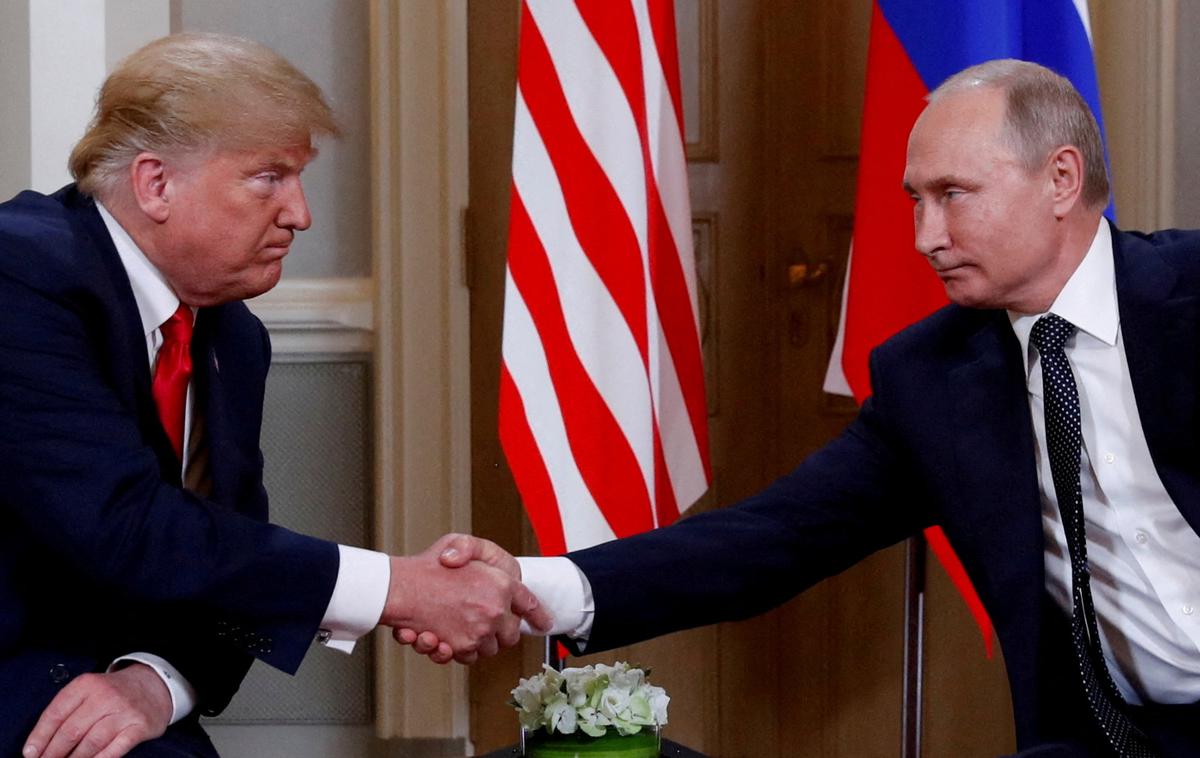 Donald Trump in Vladimir Putin | Ameriški predsednik Donald Trump in ruski predsednik Vladimir Putin sta danes o razmerah o Ukrajini govorila po telefonu. Fotografija je iz leta 2018, z njunega srečanja v Helsinkih. | Foto Reuters