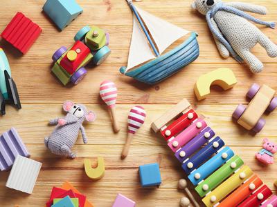 Nevarna igrača na policah: zaradi suma azbesta odpoklicana figurica