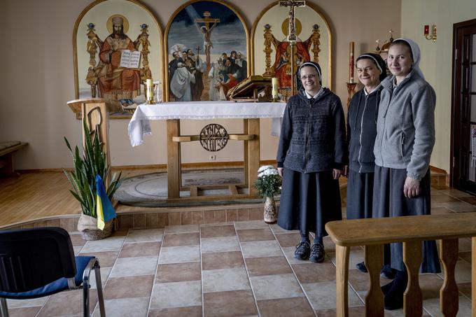 Imajo tudi svojo kapelo, kjer se vsak dan udeležijo svete maše. Na sliki oltarja je upodobljen slovenski božji služabnik škof Frančišek Gnidovec.  | Foto: Ana Kovač