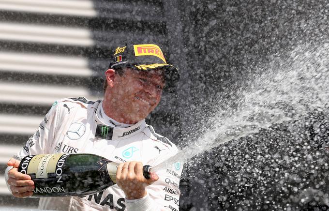 "Upam, da bo v Monzi šlo tako naprej," je po zmagi dejal Rosberg, ki je v skupnem seštevku zaostanek za moštvenim kolegom Hamiltonom zmanjšal na devet točk. | Foto: Reuters