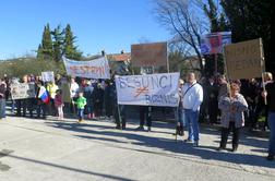 Na Škofijah 300 ljudi protestiralo zaradi namestitve beguncev