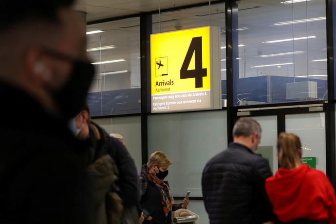 Letališče | Na amsterdamskem letališču so v petek pri 61 od 624 potnikov iz Južne Afrike potrdili okužbo z novim koronavirusom, pri 13 so potrdili koronavirusno različico omikron. | Foto Reuters