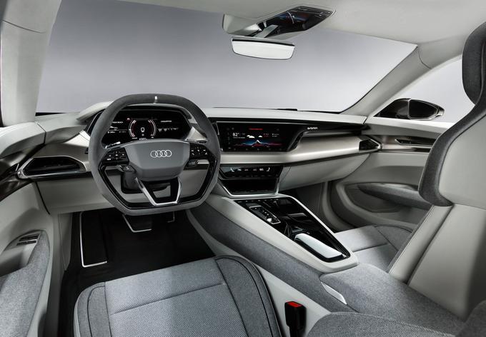 Notranjost je za zdaj minimalistična, volanski obroč je oblečen v alkantaro, digitalni zasloni so obrnjeni proti vozniku ... | Foto: Audi