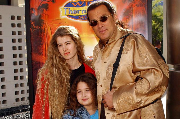 Steven Seagal, njegovo dekle med letoma 1995 in 1996 Arissa Wolf in njuna hči Savannah leta 2002. Seagal ima kar sedem otrok, z večino pa se ne razume dobro oziroma so celo povsem prekinili stike z očetom. | Foto: AP / Guliverimage