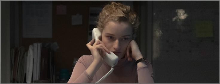Zgodba mlade asistentke (Julia Garner), ki je v službi priča vprašljivim aktivnostim svojega vplivnega šefa, pomenljivo spominja na afero spolnih zlorab, povezanih s Harveyjem Weinsteinom, ki je sprožila gibanje #MeToo. | Foto: 